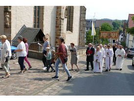 Fronleichnamsprozession durch die Straßen von Naumburg (Foto: Karl-Franz Thiede)